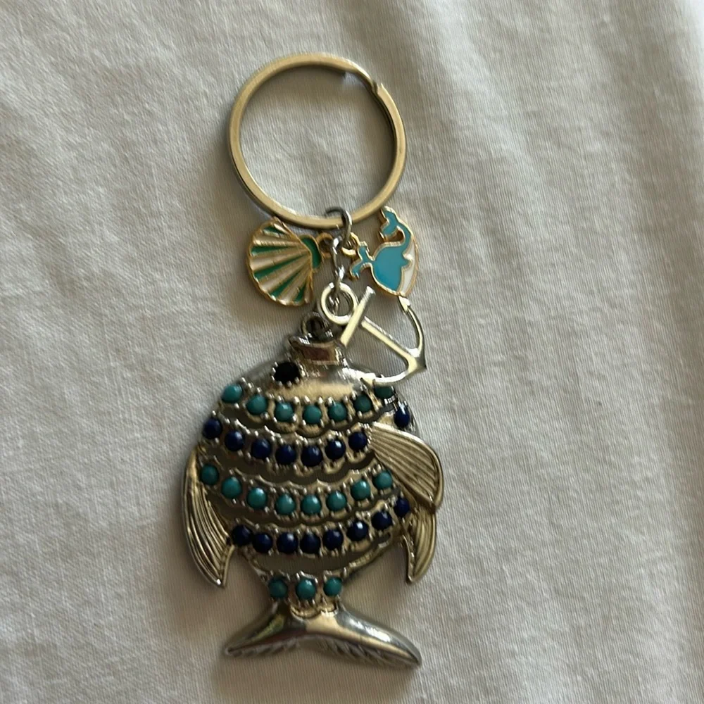 Silver keychain with Fish theme‎ charms